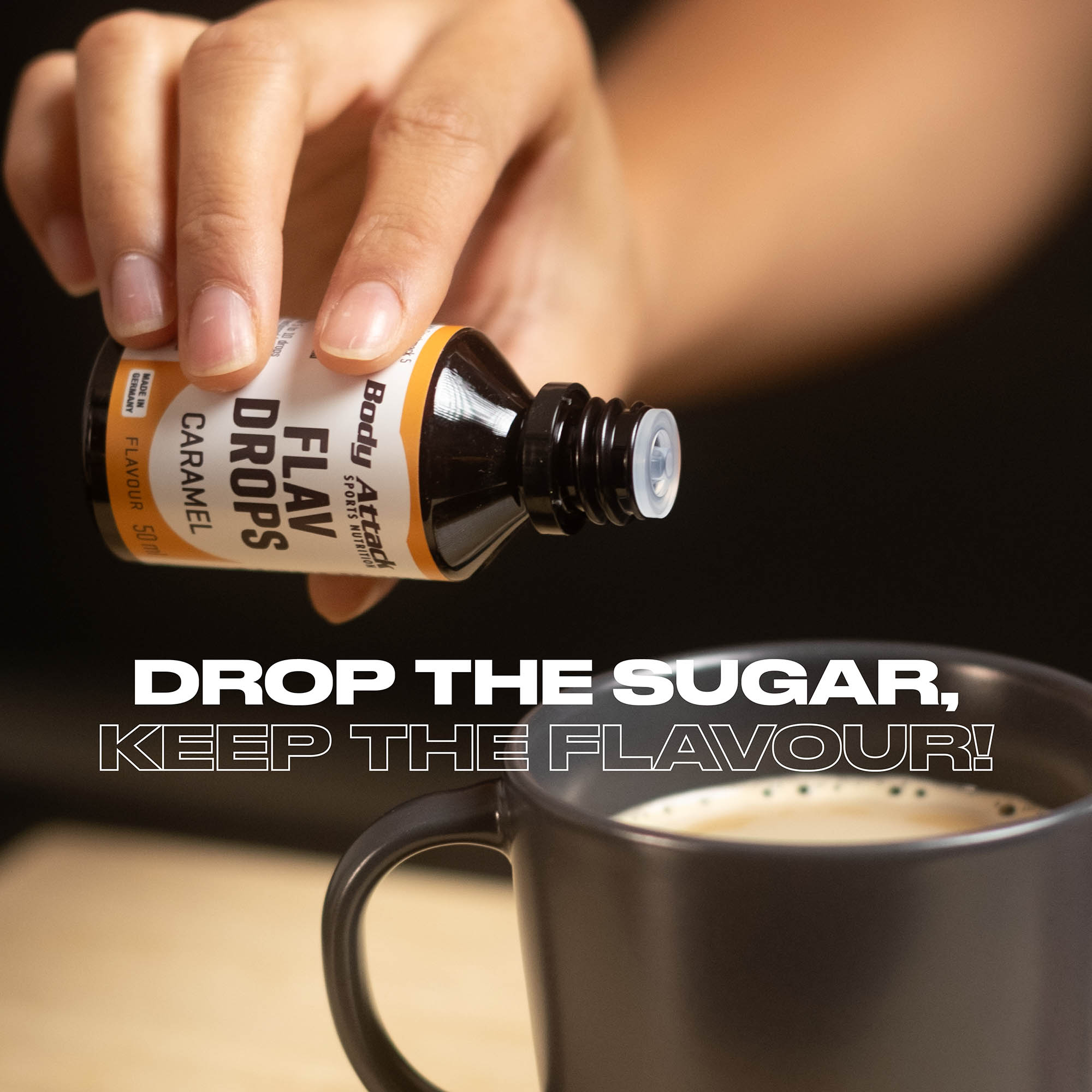 Flav Drops Caramel wird in einen Kaffee gegeben
