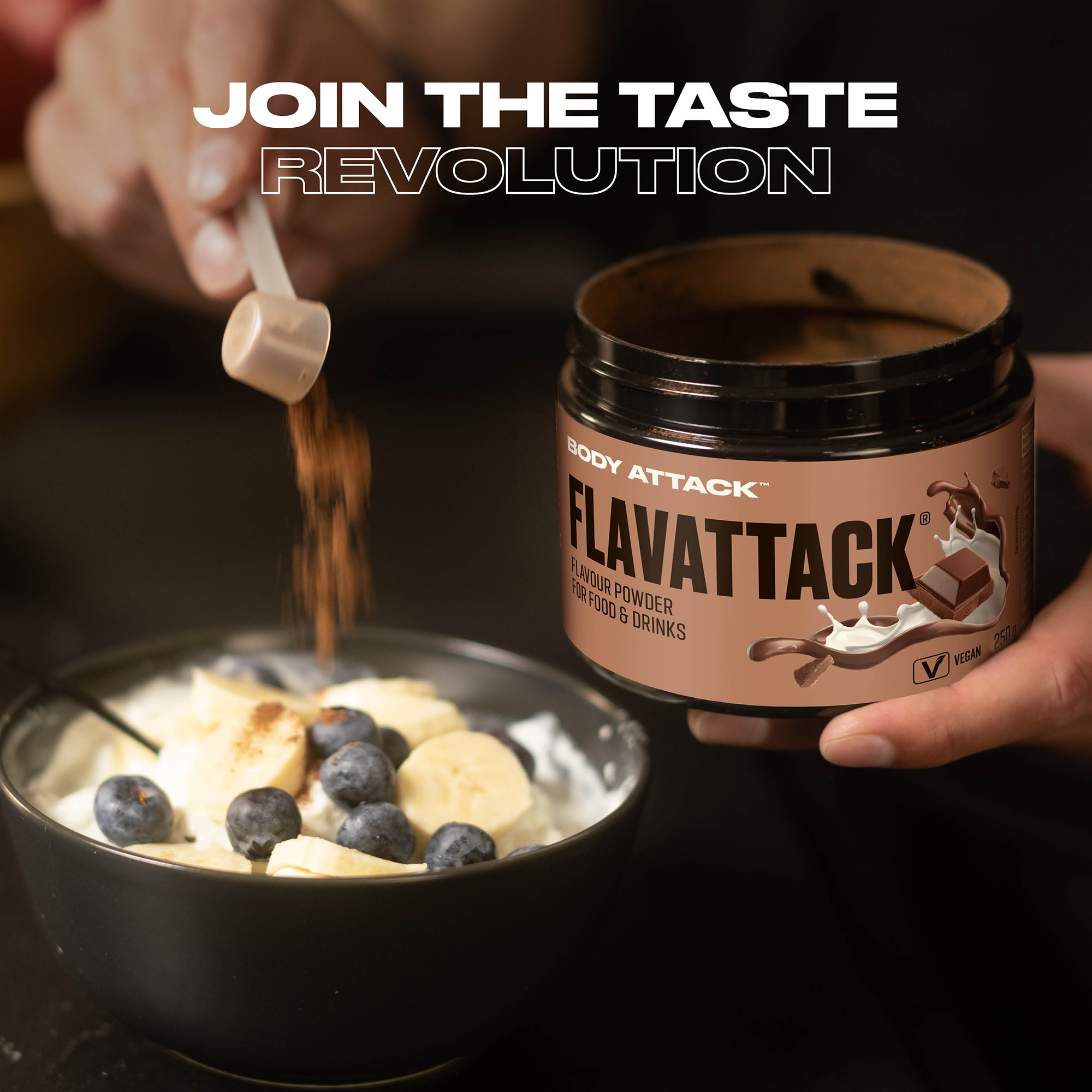 Ein Scoop Flav Attack wird in einen Joghurt gegeben