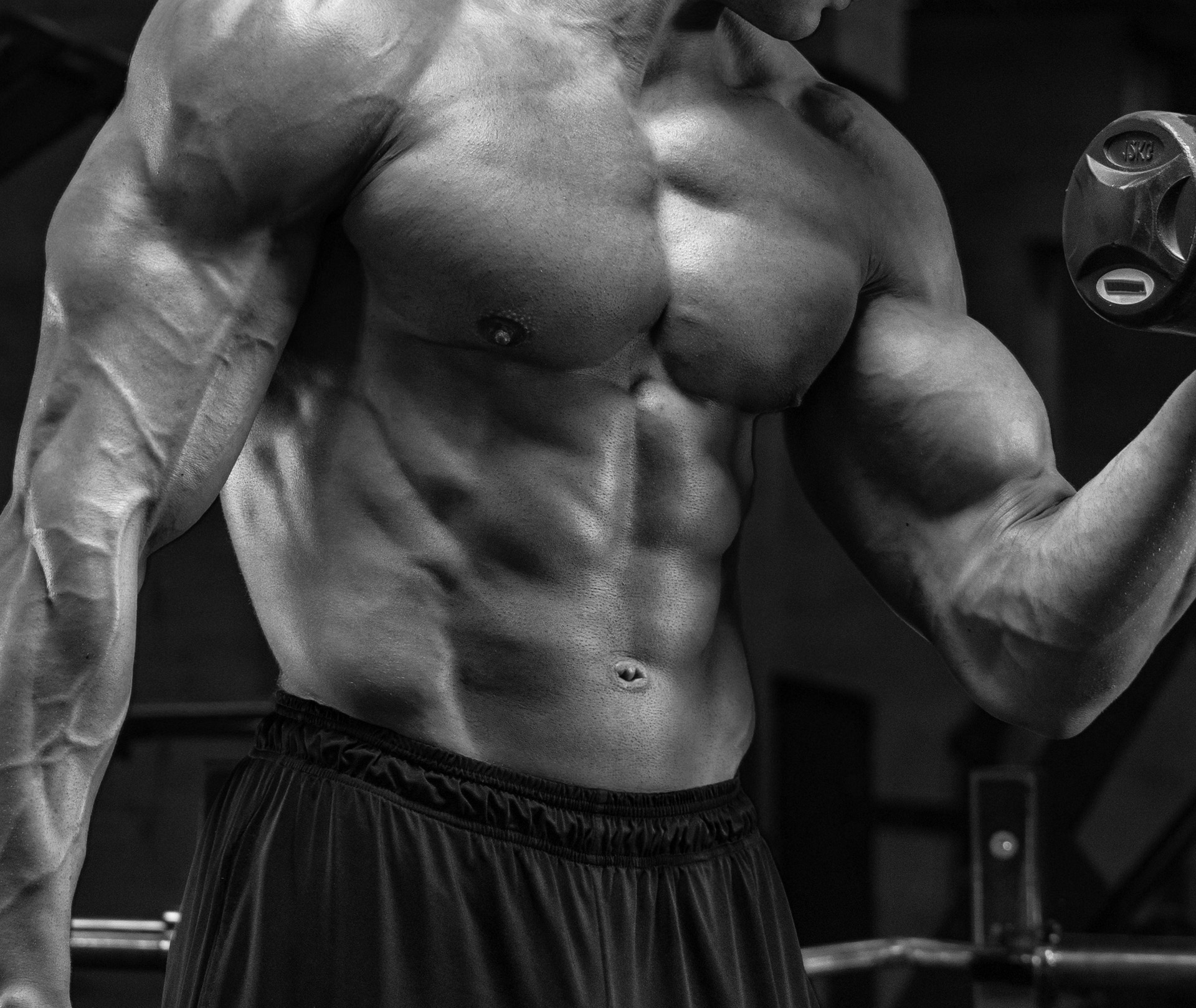 Mann oberkörperfrei beim Bizepstraining