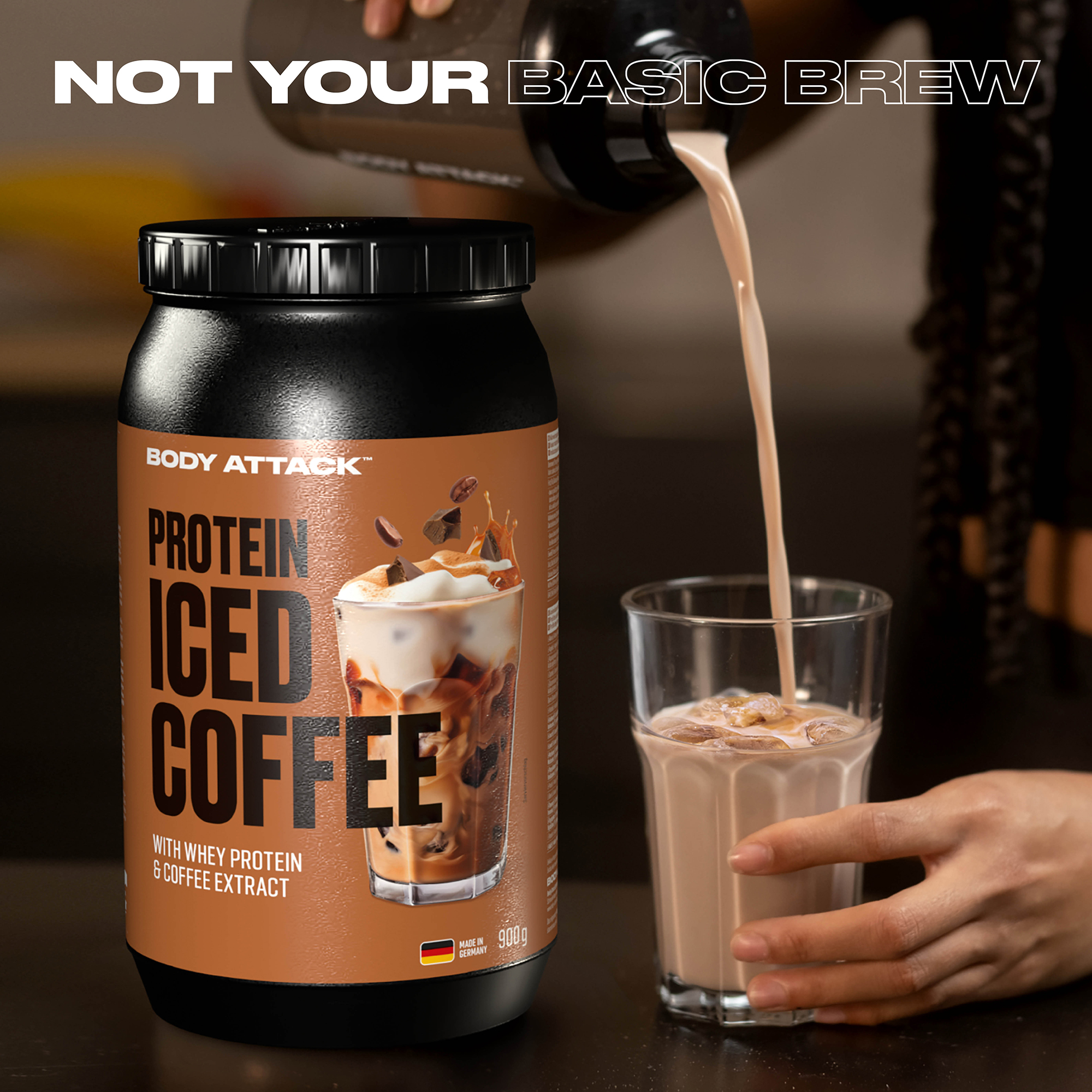 Ein Protein Iced Coffee wird zubereitet