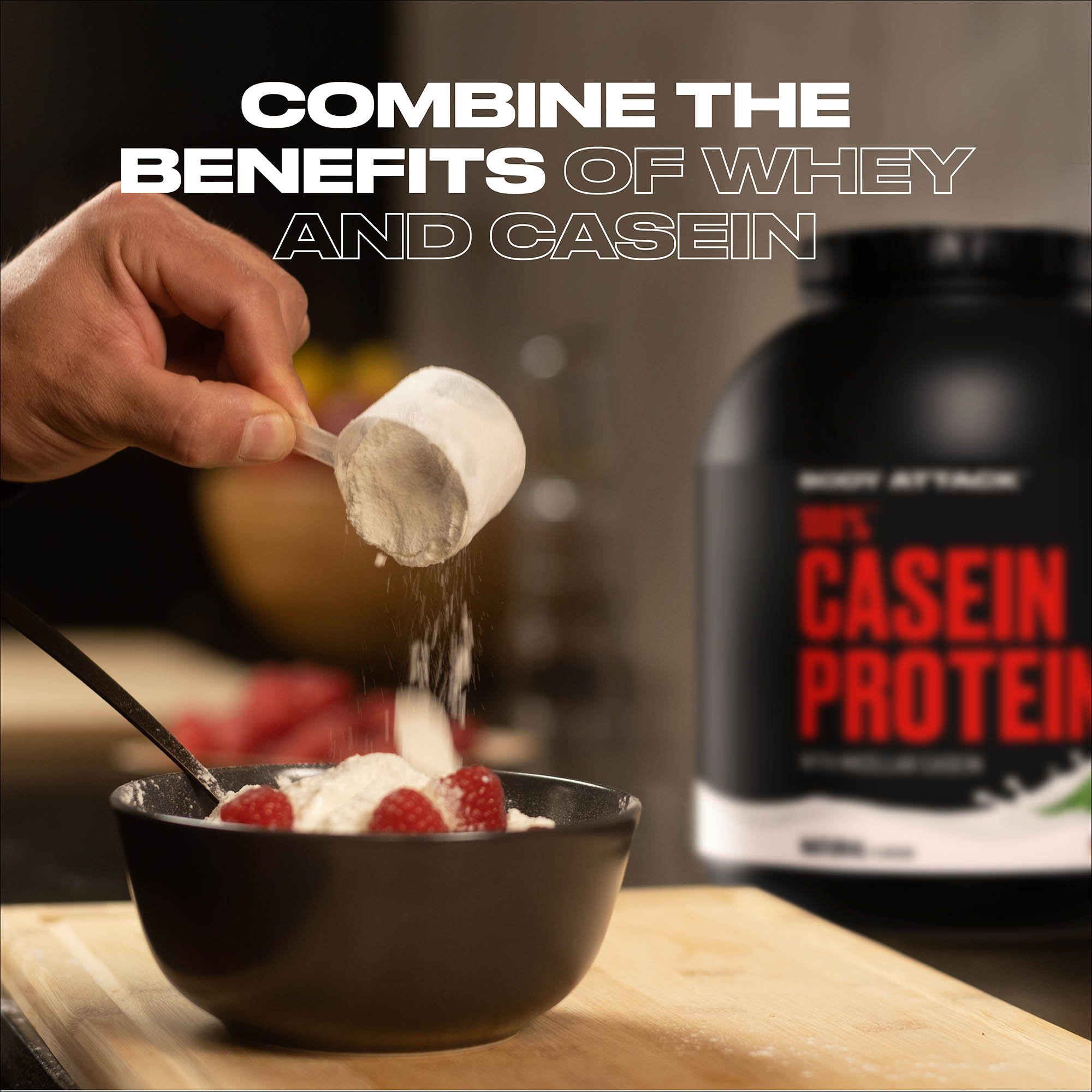 Ein Scoop 100% Casein Protein wird in ein Joghurt gegeben
