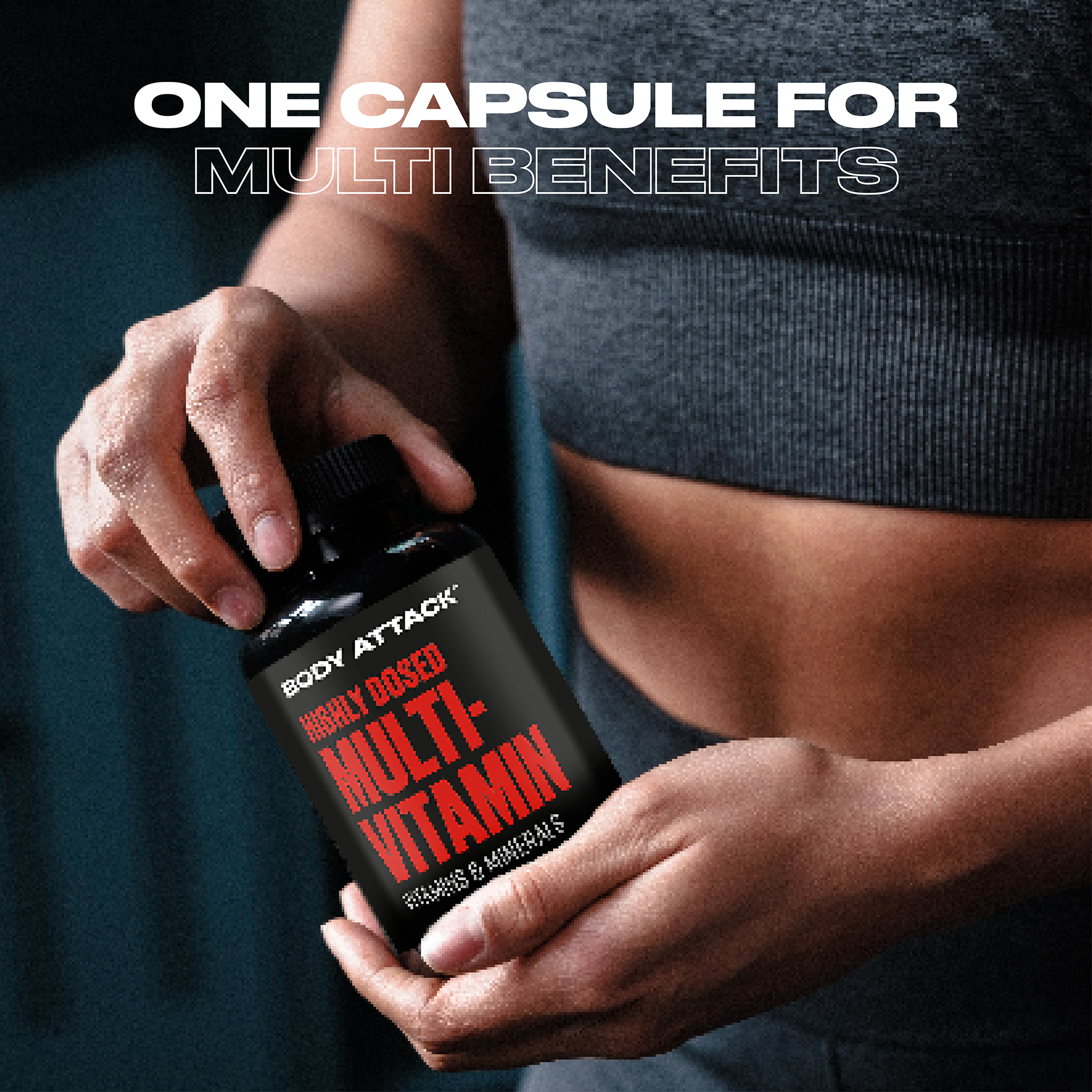 Eine Frau hält eine Highly Dosed Multivitamin Dose in der Hand