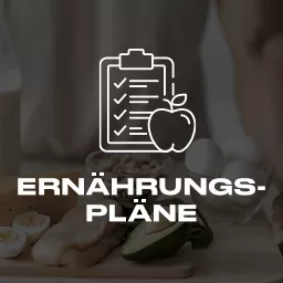 Zwei gekochte halbe Eier neben Geflügelfleisch und einer halben Avocado