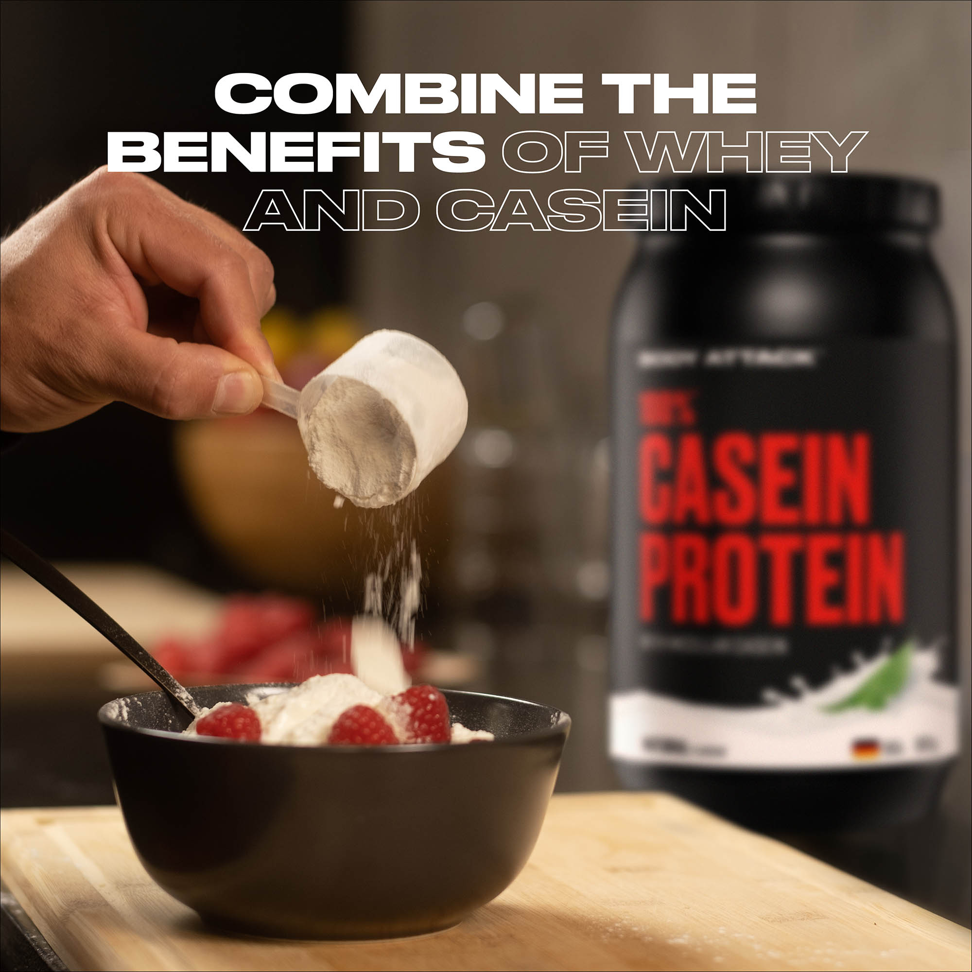 Ein Scoop 100% Casein Protein wird in ein Joghurt gegeben