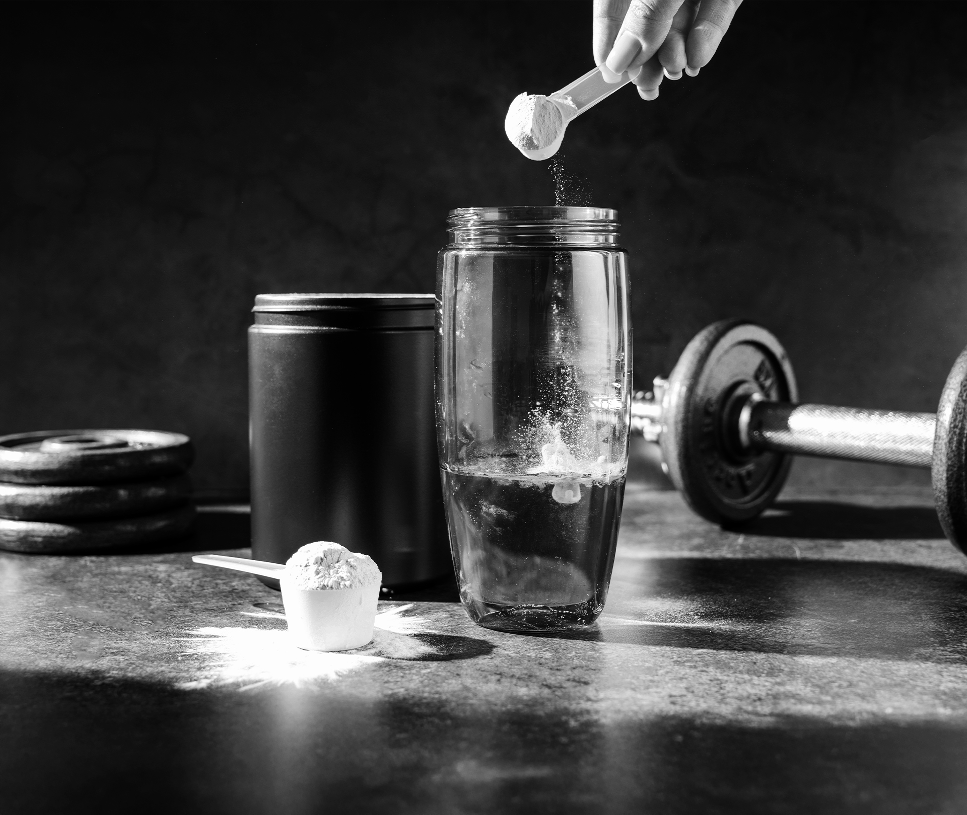 Shaker wird mit Pulver befüllt