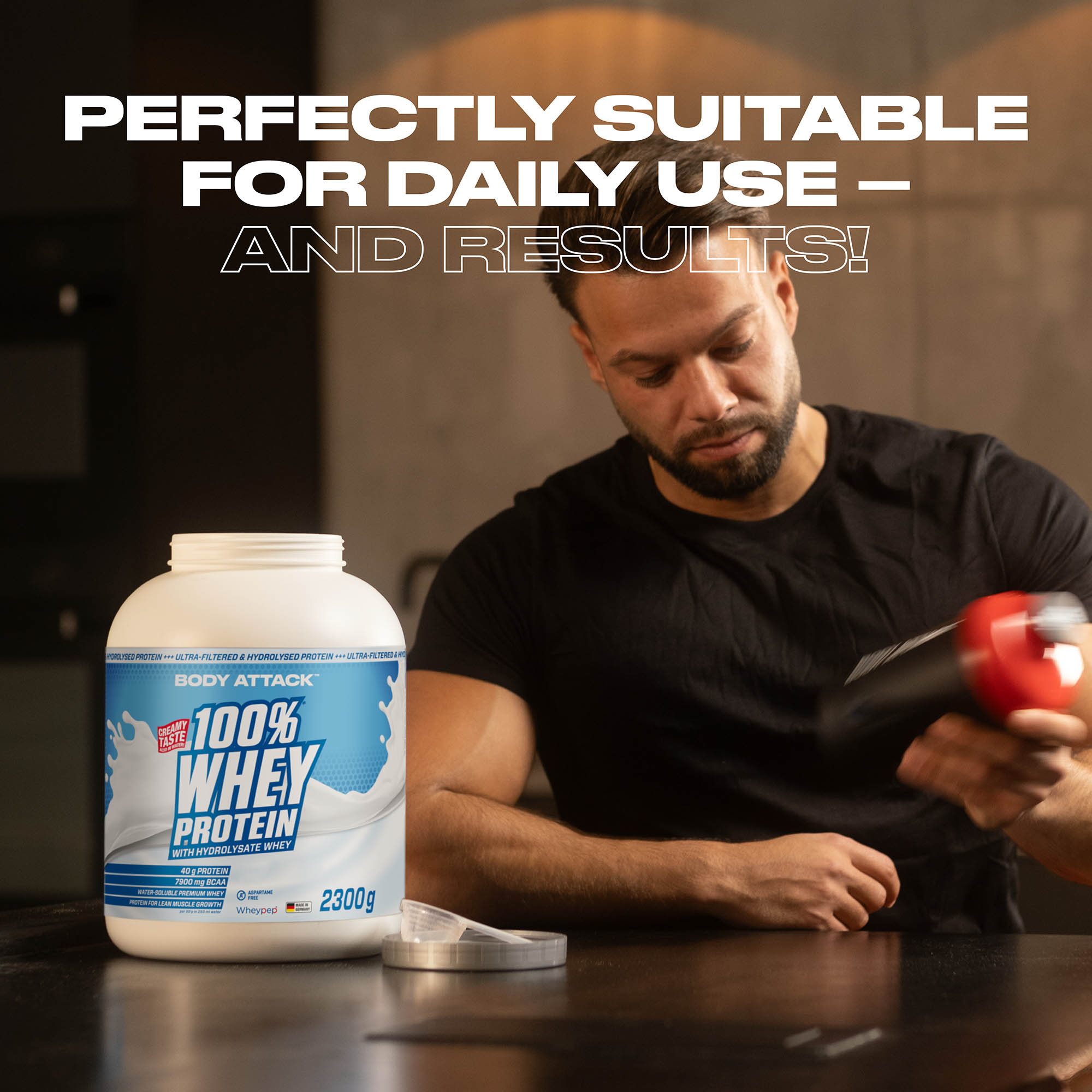 Ein Mann bereitet sich einen 100% Whey Protein Shake zu