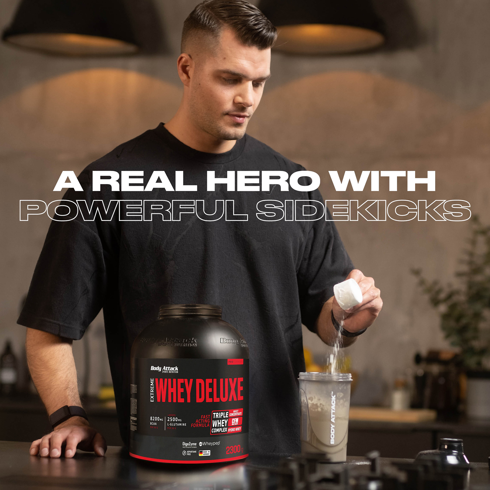 Ein Mann macht sich einen Extreme Whey Deluxe Shake