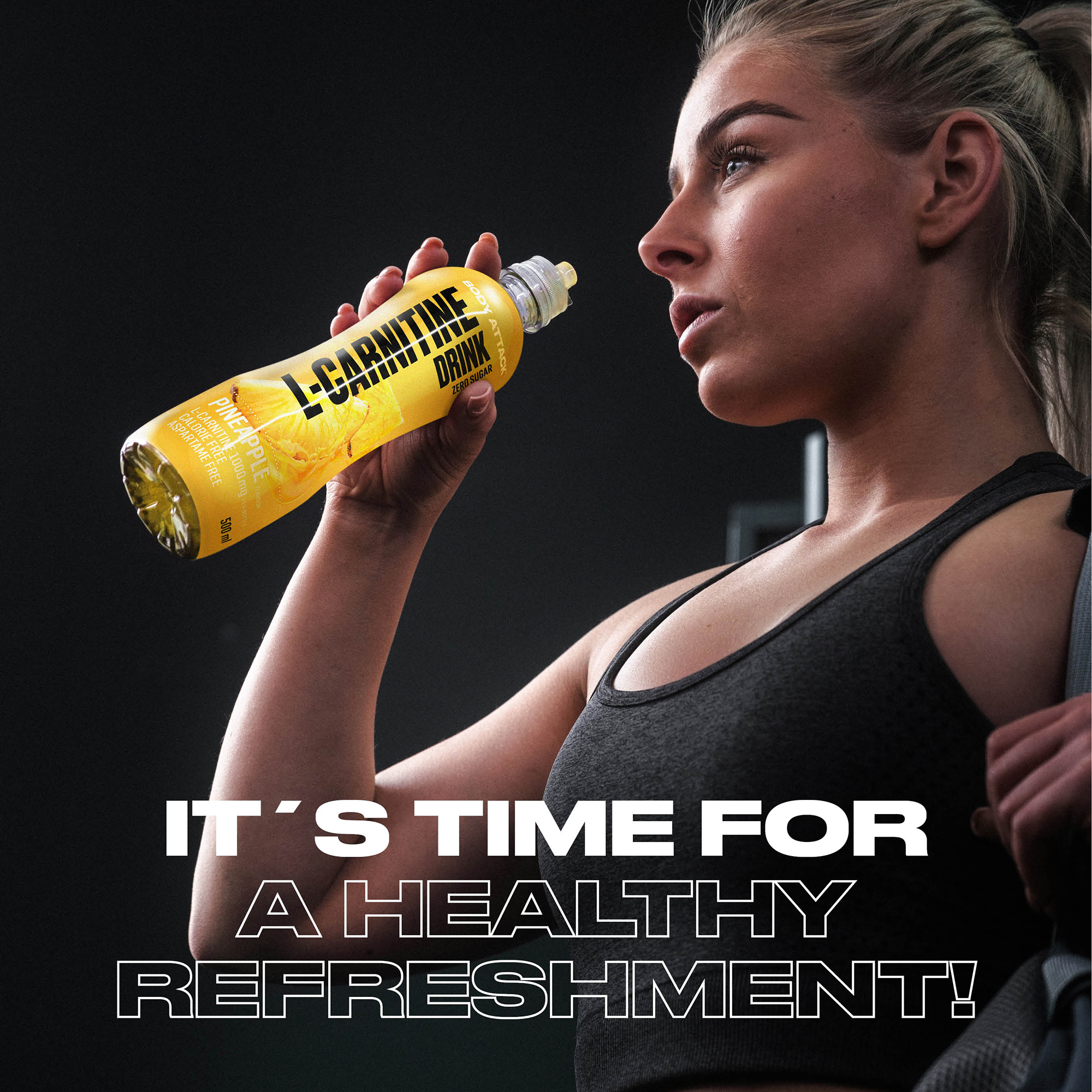 Eine Sportlerin trinkt einen L-Carnitine Drink Citrone 