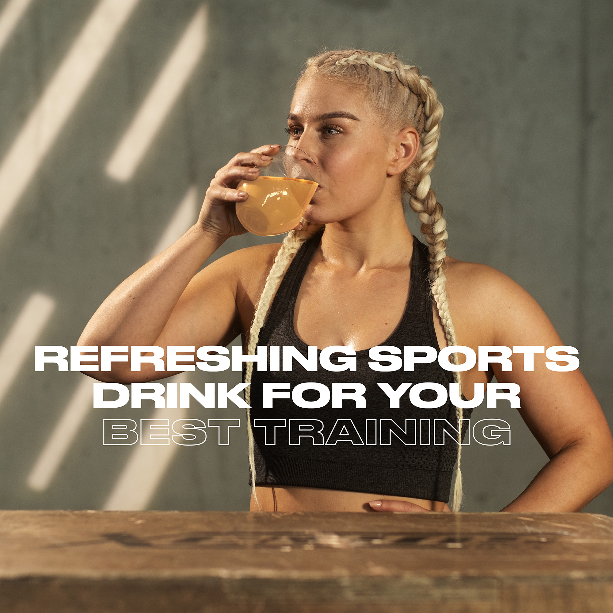 Eine Sportlerin trink einen refreshing Sport Drink
