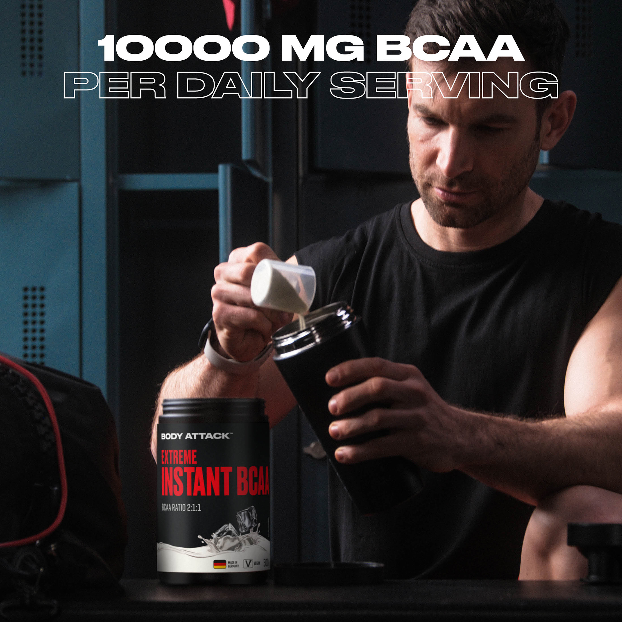 Ein Sportler bereitet sich einen Extreme Instant BCAA Shake zu