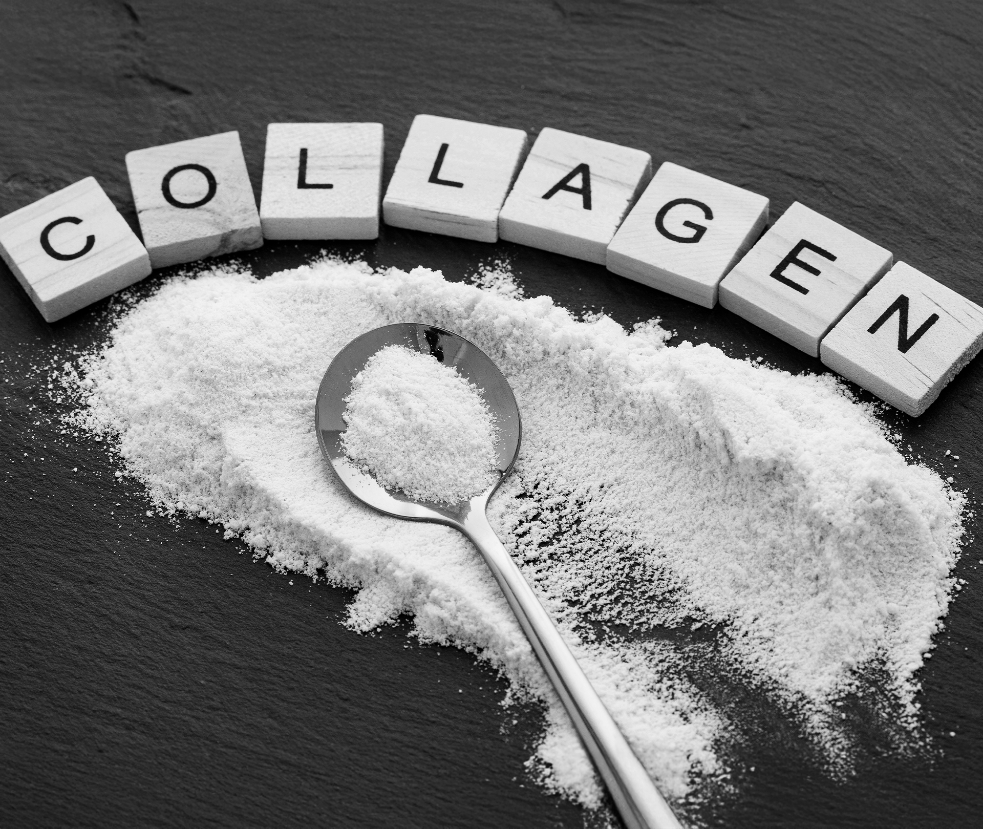 Pulver mit Löffel und oberhalb eine Aufschrift mit Collagen