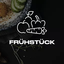 Teller mit Gurken und im Vordergrund der Aufschrift Frühstück