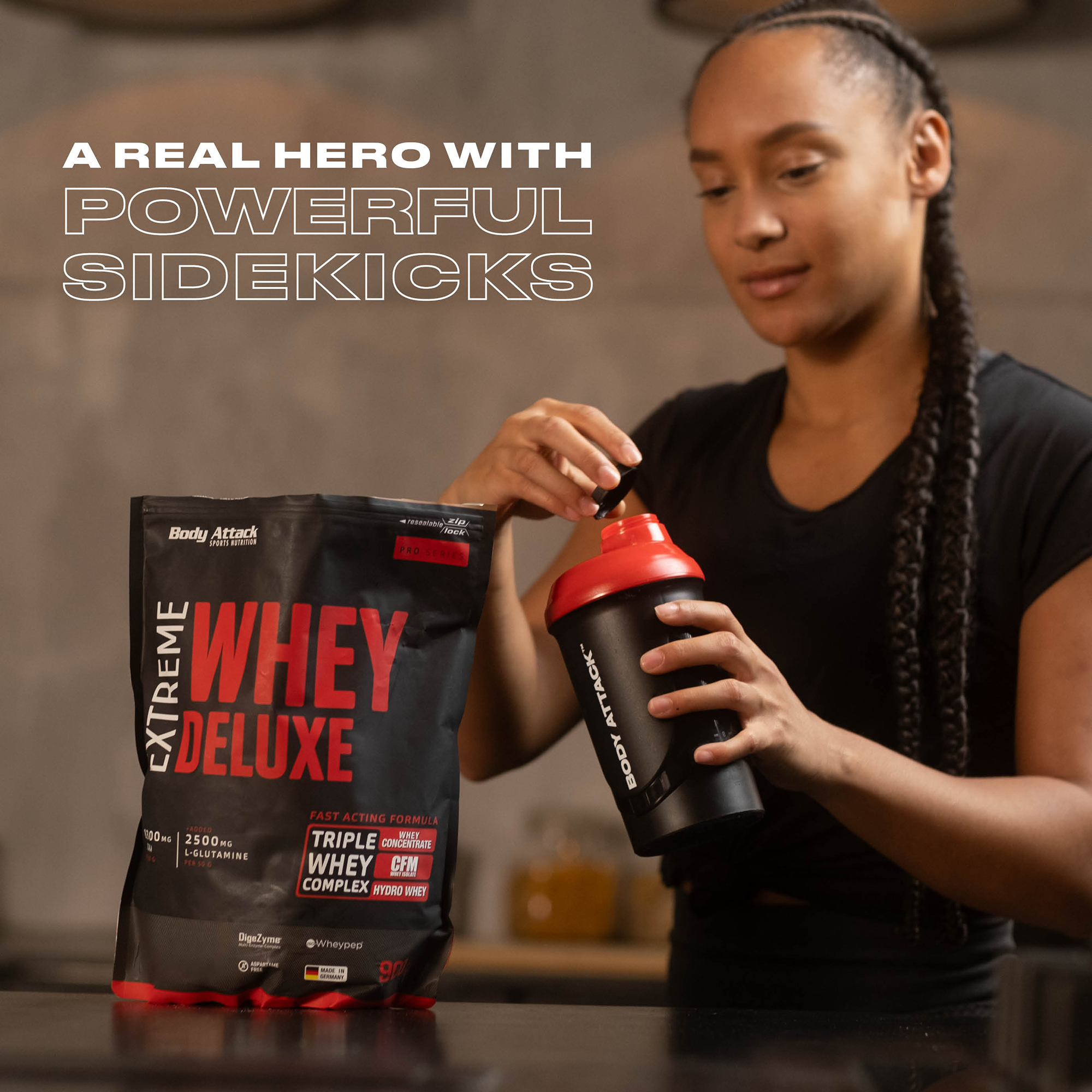 Eine Frau macht sich einen Extreme Whey Deluxe Shake