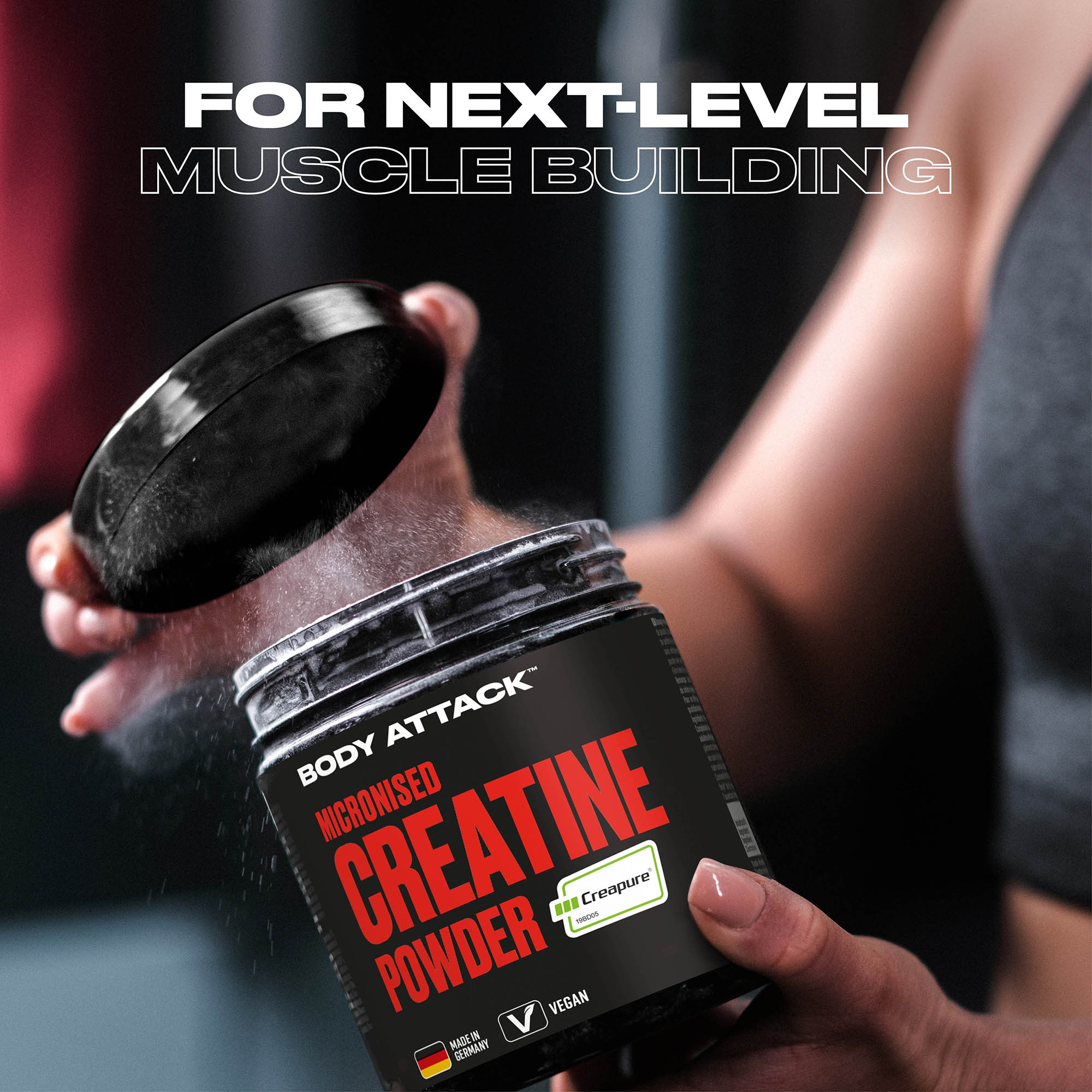 Eine Frau öffnet eine Micronised Creatine Powder