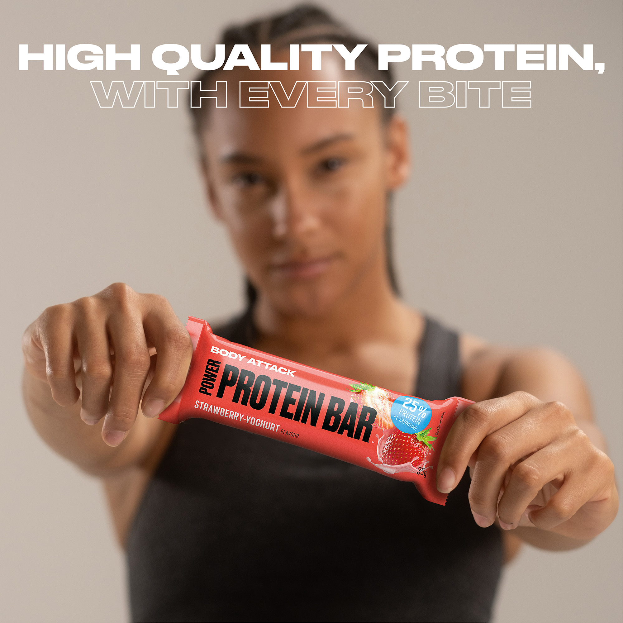 Eine Frau hält einen Power Protein Bar in die Kamera
