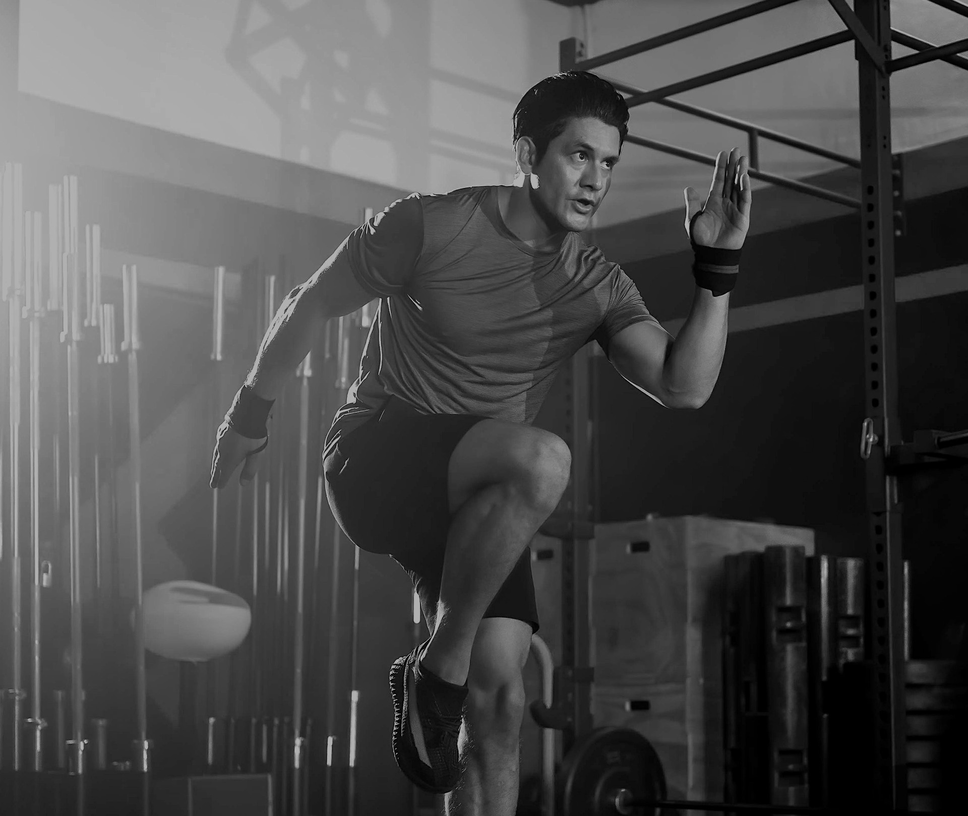 Mann im Gym beim Training