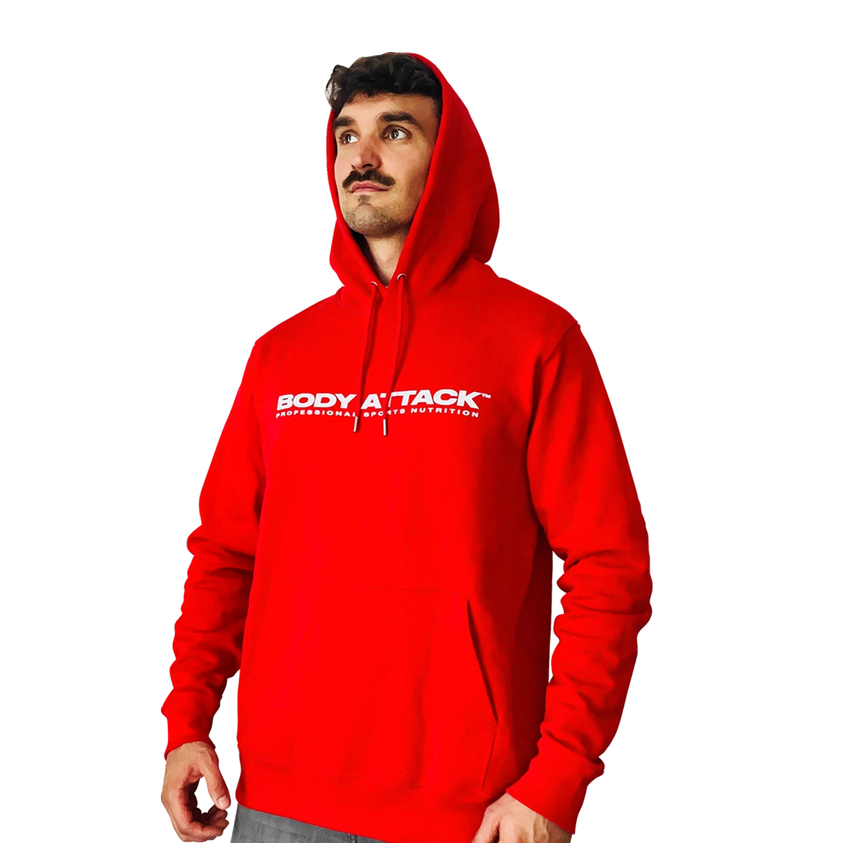 Ein Mann trägt einen roten Body Attack Hoodie