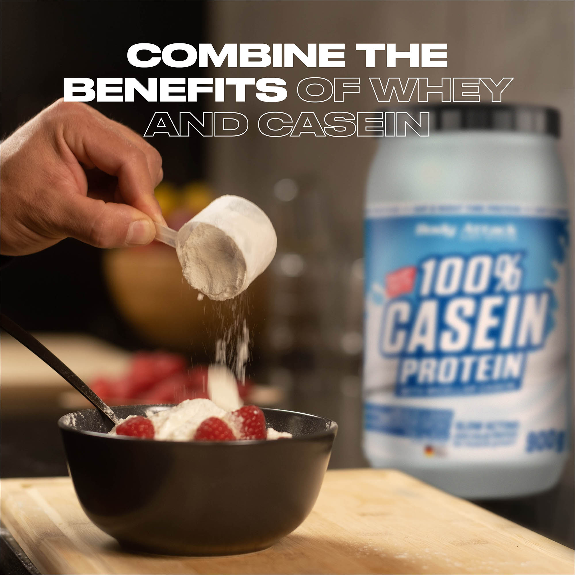 Ein Scoop 100% Casein Protein wird in einen Joghurt gegeben