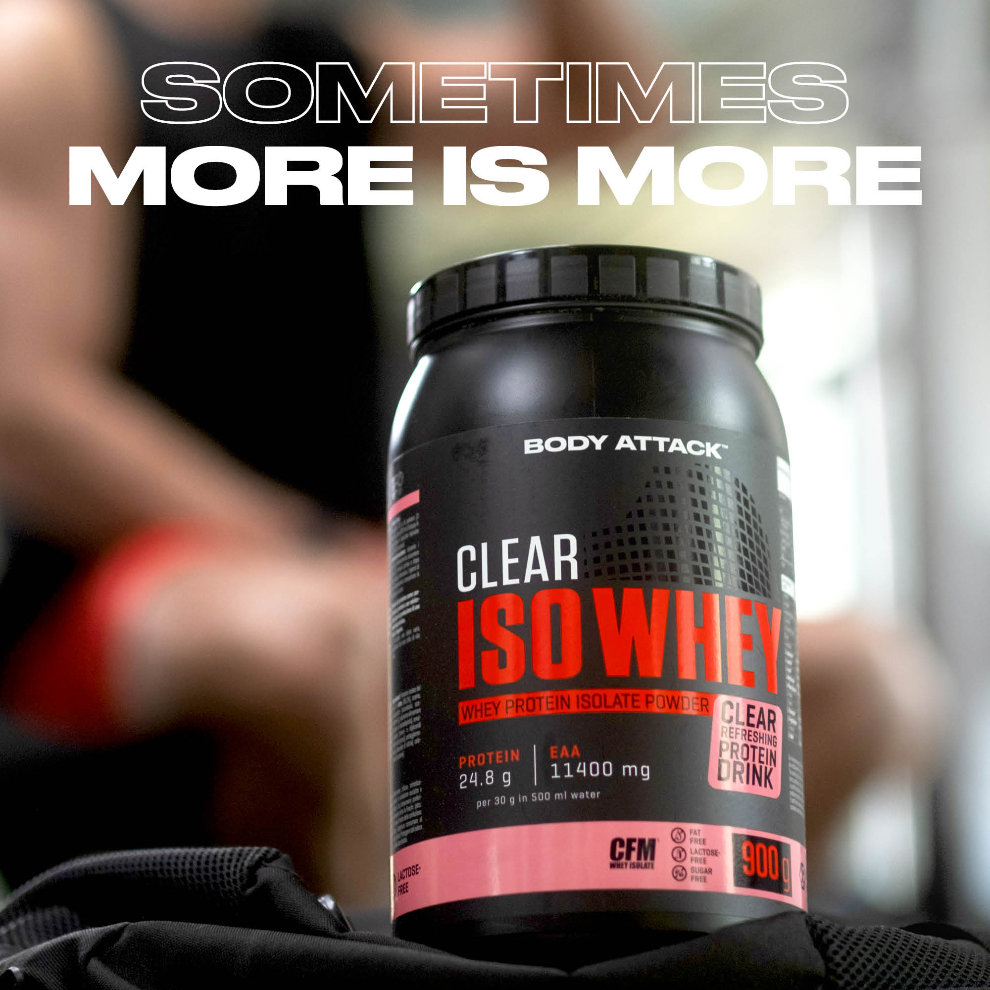 Eine Clear Iso Whey Dose im Vordergrund, Hintergrund verschwommen ein sitzender Sportler