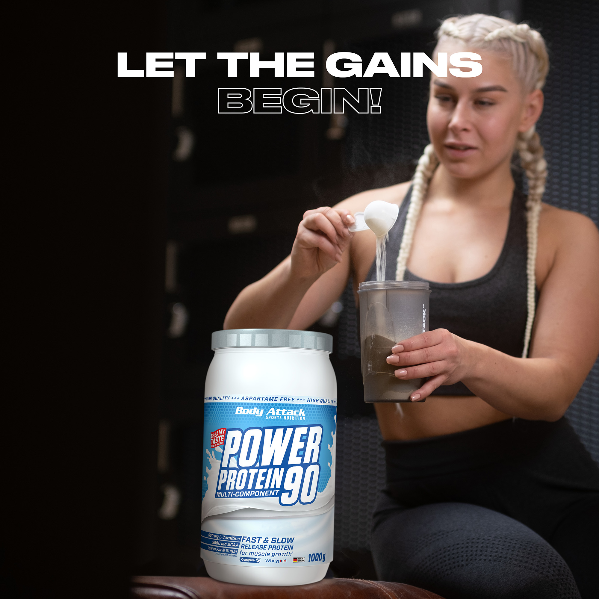 Eine Frau macht sich einen Power Protein 90 Shake