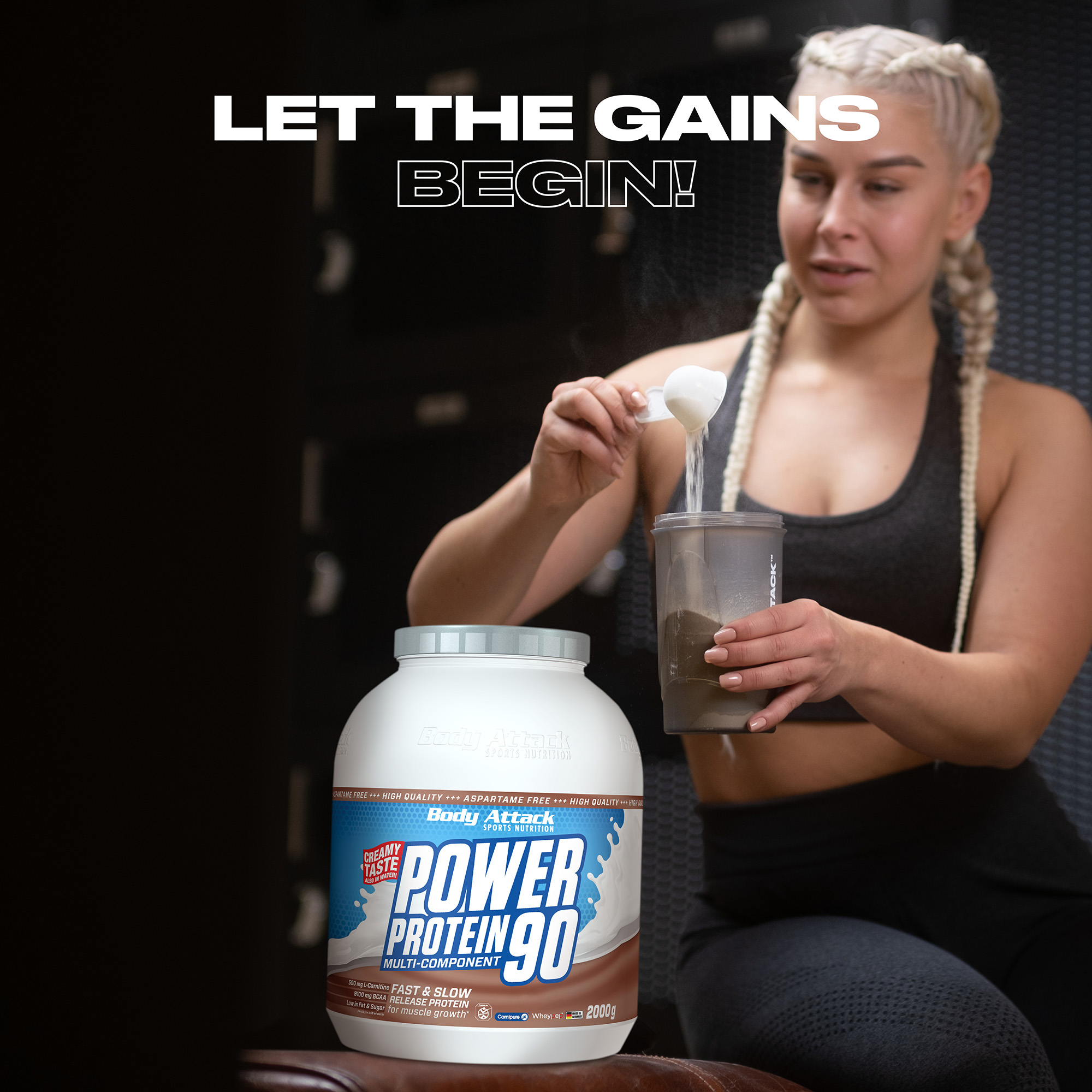 Eine Sportlerin bereitet sich einen Power Protein 90 Shake zu